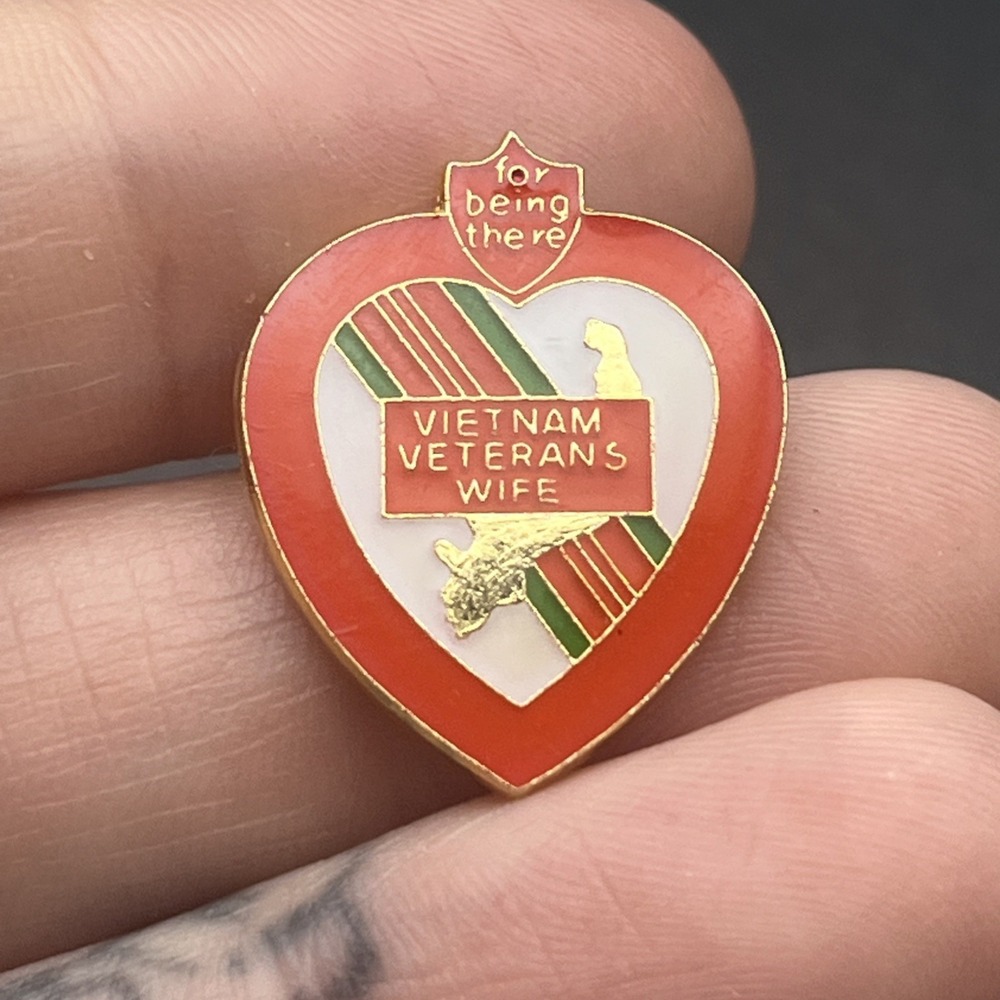 Vietnam Veterans Wife Heart Lapel Hat Pin